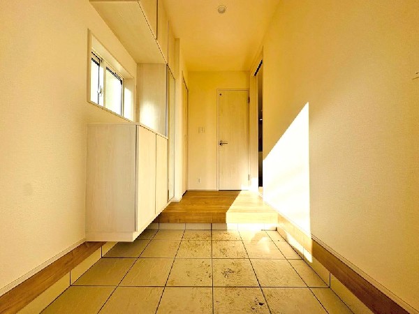 外観:住まう人の帰り、訪れる人を優しく迎える安らぎに満ちた空間　上質感あふれるエントランス