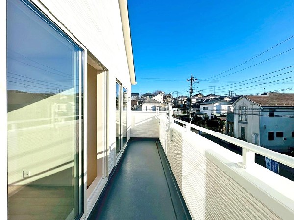 広がる景色がまるで絵画のように感じる。あたたかな光あふれる家族の憩いの場。