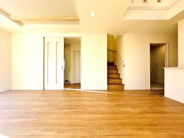 リズミカルな音楽が流れココロ踊るこのときめく空間。マガジンラックに今はまっている雑誌を置き、家事を済ませた後のブレイクタイムの励みに。パントリー収納もあるからまとめ買いで効率UP！