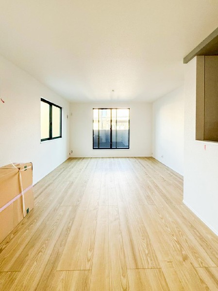 掃き出しの窓からは太陽のやわらかな光はもちろん、年中爽やかな風が吹き抜けます。自然の恵みが、快適で心地の良い空間を演出してくれますね。