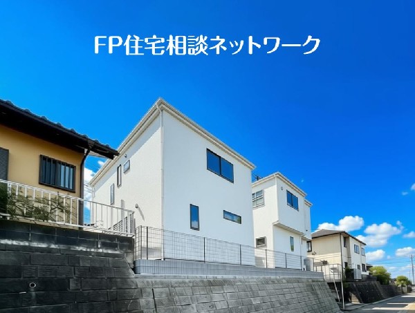 外観:四季を通じて自然と触れ合えるスポットが周辺には盛りだくさん！お散歩やジョギング、週末のご家族での遊びに最適です。目の前に広がる開放感とゆとり、暮らしの夢を育む理想の住まいがここにはあります。