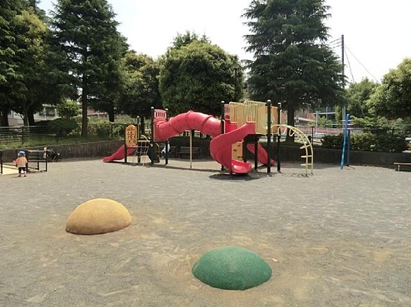 周辺環境:八幡山公園(八幡山公園まで300m)