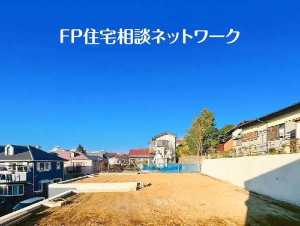 外観:開放感のある現地で、前面道路よりも少し高くなっておりますので、プライベート感も保たれます！高くなっている分、日当りや風通しも良く快適な生活が待っています！