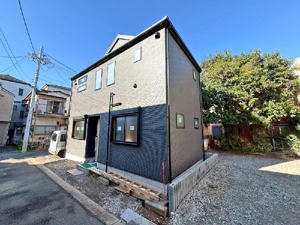 外観:窓枠から切り取られたまるで写真のような澄み切った光景。季節の移り変わりとともに、ゆっくりと愛でる時のありがたみ。