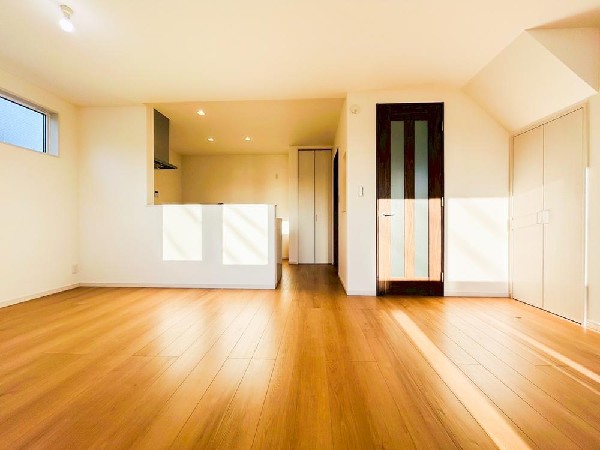 なにかと物が溢れがちなリビングに、マルチにご使用いただける収納スペースを設けました。お掃除用具、書類関係などもしまえるのでリビングがスッキリ片付きます。