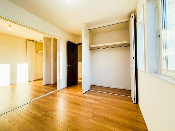 全居室に大型の収納クローゼットを完備。普段使いのお洋服や小物はもちろん、季節物のお洋服などもしっかりと整理整頓出来ます。居室空間を隅々まで使えるのが嬉しいですね。