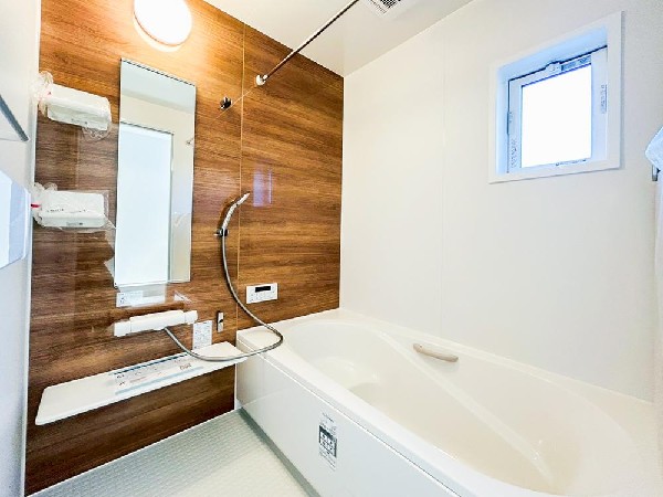 ユニットバスはゆったりとくつろげる1坪タイプ。足までしっかりと伸ばせる浴槽は、心身ともにしっかりと疲れを癒してくれます。お子様と一緒の入浴でも充分な広さです。