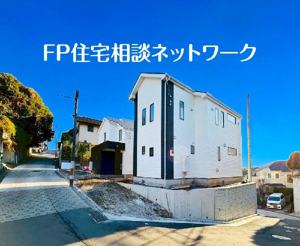 外観:日当たりが良く開放感のある角地です。 2方向から光や風を取り込めるため、明るく快適な住まいが実現！角地は2方向どちらにも玄関を設けられるため、間取りの自由度が高い点も魅力です。