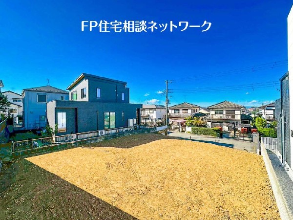 外観:青空が広がる開放的なロケーション。周囲の建物との距離感もよく、陽光を受ける住まいづくりに最適です。整った住宅街で穏やかな暮らしを。