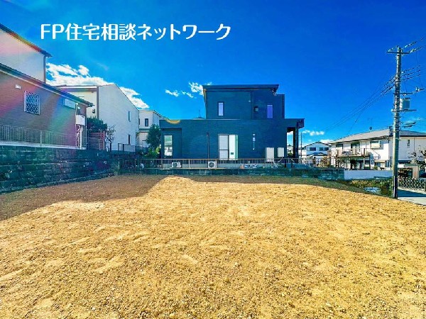 外観:陽当たりの良いゆとりある土地。周辺は落ち着いた住宅街で、子育てにも安心の住環境です。お好きなハウスメーカーで住まいづくりが進められます。