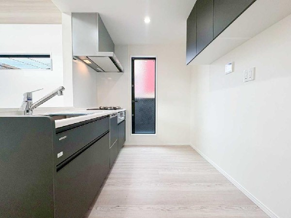 手元がリビングから見えにくい配置で、生活感を抑えたキッチン。デザイン性と実用性を両立した、すっきりとした空間です。