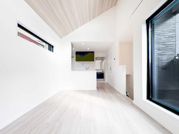 勾配天井と高窓で縦に広がるLDK。視線と動線を整理した設計で、空間の美しさと暮らしやすさを両立しています。