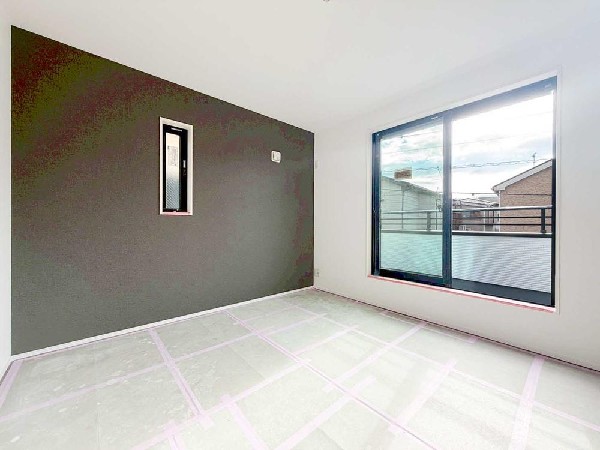 アクセントクロスが映える洋室は、寝室や子ども部屋など多目的に活用可能。完成前につき養生中の状態です。※建物完成前につき、養生中の状態です。実際の仕上がりとは異なります。