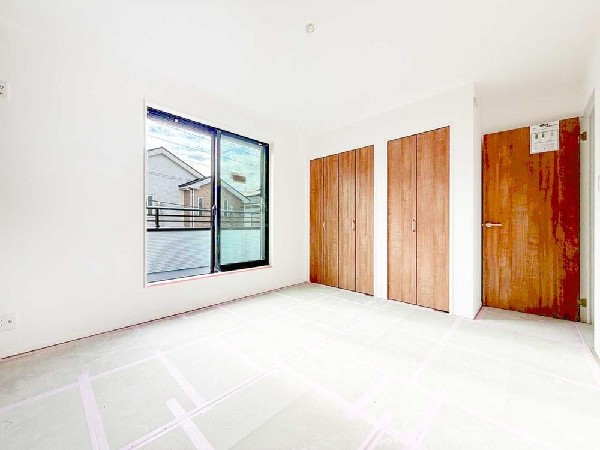 採光と収納のバランスが取れた洋室。完成前につき、広さや使い勝手は現地でご確認ください。※建物完成前につき、養生中の状態です。実際の仕上がりとは異なります。