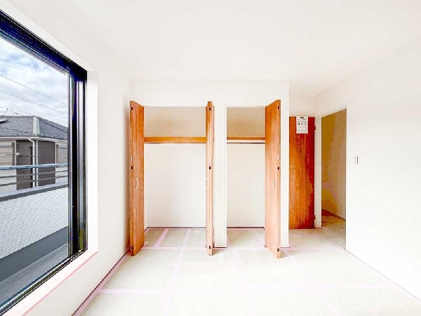 収納を分けて使えるクローゼット配置が特徴の洋室。完成前につき、広さや使い勝手は現地でご確認ください。※建物完成前につき、養生中の状態です。実際の仕上がりとは異なります。