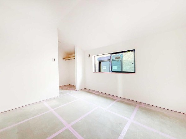 居室と収納を分けたウォークインクローゼット動線が魅力。完成前につき、広さや使い勝手は現地でご確認ください。※建物完成前につき、養生中の状態です。実際の仕上がりとは異なります。