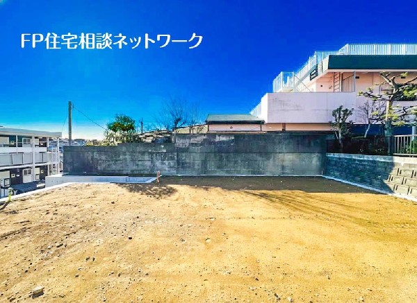 外観:視界が開けた開放的な敷地は、庭やウッドデッキのある暮らしとも好相性。家族でゆったり過ごせる住環境です。