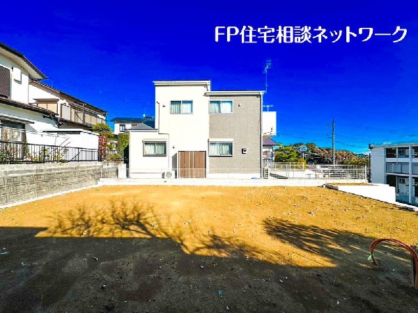 外観:建築条件なし売地。約50坪の敷地は周囲との距離感があり開放的。現地見学とあわせて建物プランのご相談が可能です。