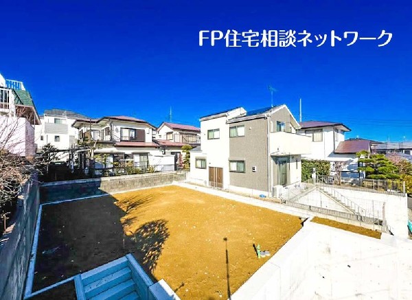 外観:建築条件なし売地。約50坪のゆとりある敷地は、周囲に圧迫感が少なく開放的。3駅3路線利用可能で、利便性と落ち着いた住環境を兼ね備えた立地です。