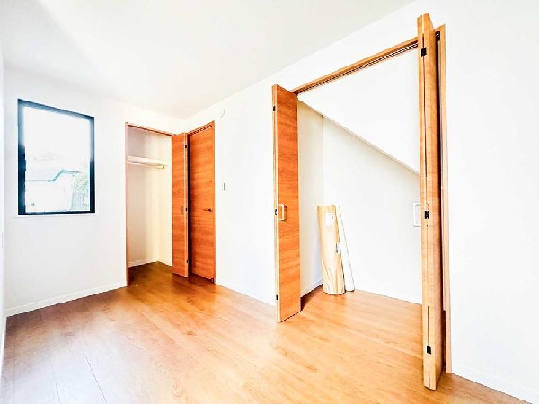 クローゼットに加え、階段下スペースも活用できる2つの収納を備えた便利な洋室。窓から光が差し込み、明るく快適に使えます。子ども部屋にも寝室にもフィットする、使い勝手の良い一室です。
