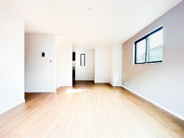 無駄のないレイアウトで、実際の帖数以上に広さを感じられるLDK。柔らかな木目フロアと白を基調とした空間が、上質で落ち着いた雰囲気を演出します。日射しが心地よく差し込む快適なリビングです。