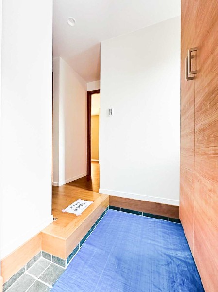 外観:玄関には使い勝手のよい大容量収納を配置。靴や小物をスマートに隠せ、生活感を出さない“すっきり玄関”が叶います。明るくクリーンな印象が毎日の気分を上げてくれる空間です。