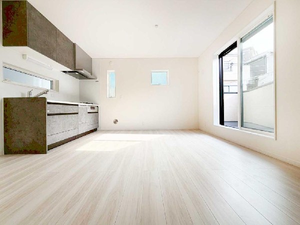 光がきれいに回る“明るいリビング”が魅力。スタイリッシュなキッチンとホワイト系の床が映え、写真のままの開放感をそのまま楽しめます。