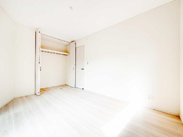 明るく柔らかな光が入る心地よい洋室。大きめのクローゼットを備え、主寝室にも使いやすいゆったりとした空間です。家具配置がしやすいシンプルな間取りも魅力。