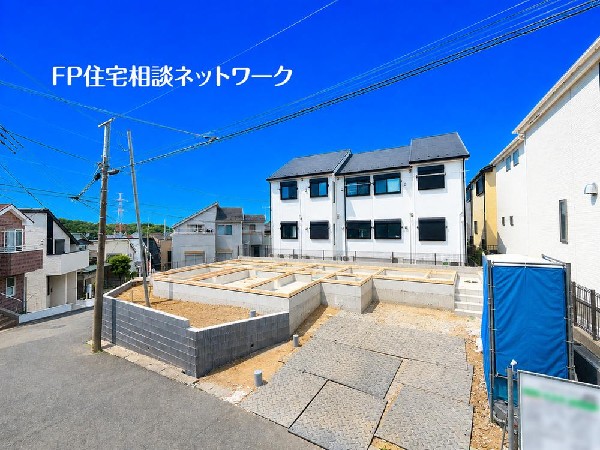 外観:良好な住環境が保たれたエリア。低層の一戸建を中心とした街並みが整然と続き周辺は高い建物が建っておらず、採光や開放性に恵まれ、空が広く緑の多い閑静な趣を感じる環境です。