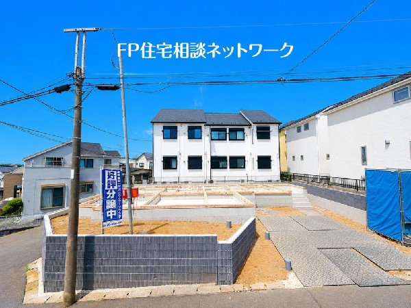 外観:開放感のある現地で、前面道路よりも少し高くなっておりますので、プライベート感も保たれます！高くなっている分、日当りや風通しも良く快適な生活が待っています！