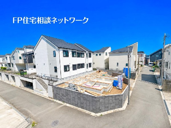 外観:角地のため、開放感があり、日当りも良好です！目の前に広がる開放感とゆとり、暮らしの夢を育む理想の住まいがここにはあります。散歩やジョギング、週末のご家族での遊びに最適な環境です。