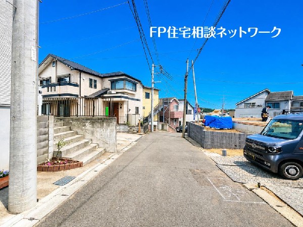 外観:前面道路は閑静な車通りの少ない道路。お車の出し入れが苦手なママや小さなお子様にも安心ですね。駐車スペースも広々しているので楽々駐車できますね！