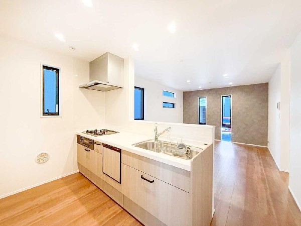 リビング・ダイニング・キッチンが緩やかにつながり、家族の気配を感じられるLDK。団らんの時間が増える設計です。