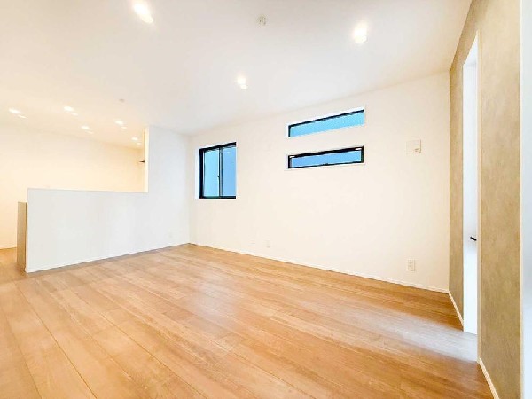 素材感とラインにこだわったデザイナーズ住宅のLDK。視線の抜けと光の取り込みまで計算された、完成度の高い室内です。