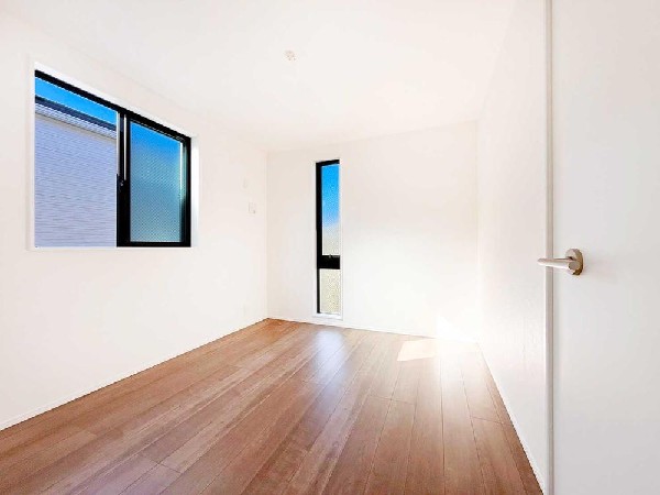 陽当たりの良さと整った間取りが魅力の洋室。子どもの成長に寄り添い、長く使える快適なプライベート空間です。