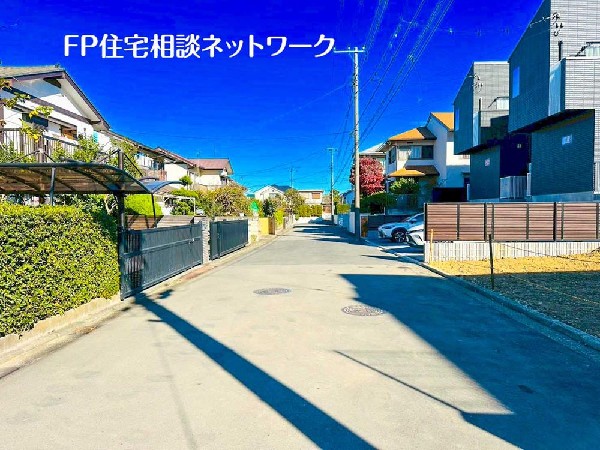 外観:南側にしっかり光が届く明るい区画。前面道路もゆったりとしており、開放感ある住まいづくりに最適です。静穏な住宅地で、穏やかな日常を育むロケーション。