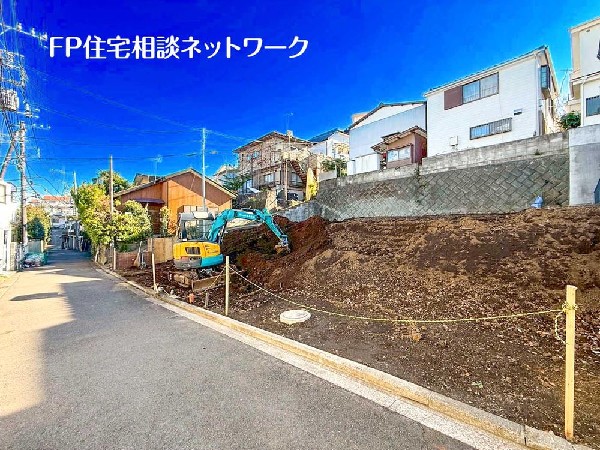 外観:A区画 約103m2／B区画 約97m2の建築条件なし売地。  静かな住環境ながら陽当たりに恵まれた高台のような立地。前面道路も広く、車の出入りもスムーズです。お好きなハウスメーカーで理想の住まいを計画できます。