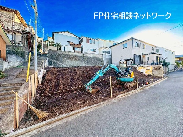 外観:建築条件なしの2区画分譲。前面道路が広く、陽当たりの良い開放的な立地です。造成が進んでおり、整った敷地で理想の住まいを自由設計できます。