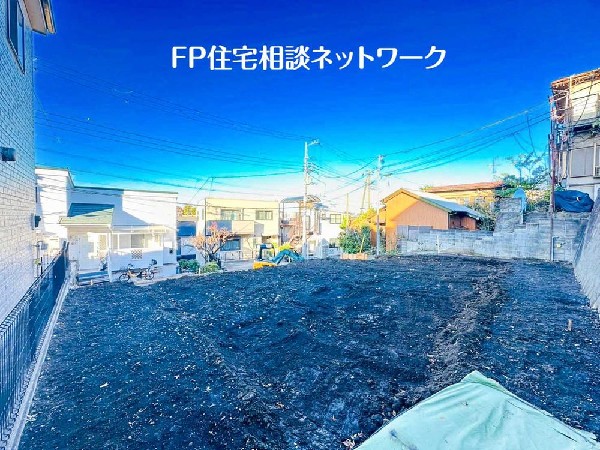 外観:日当たりと風通しに恵まれた2区画の建築条件なし売地。視界が開けた立地で、家族の成長に合わせた住まいづくりが自由にできます。明るい街並みが魅力の住環境です。