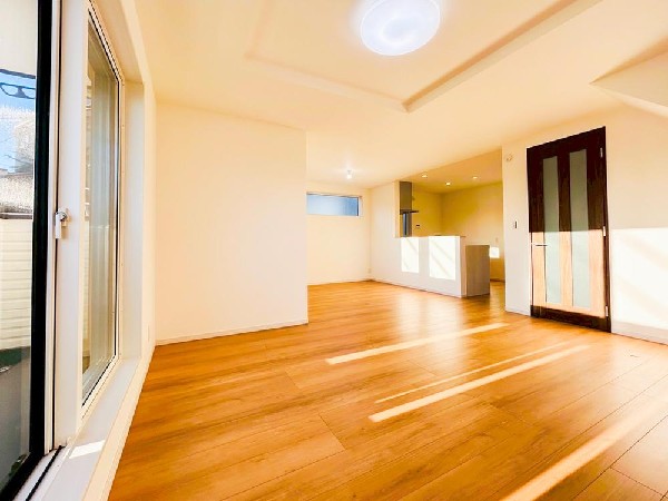 19.6帖の広々ＬＤＫ。導線もしっかりと取れているので、ダイニングテーブルやソファーなどの家具もしっかりと配置できます。ゆったりとした広さの空間でご家族だんらんの時間をお過ごしください。