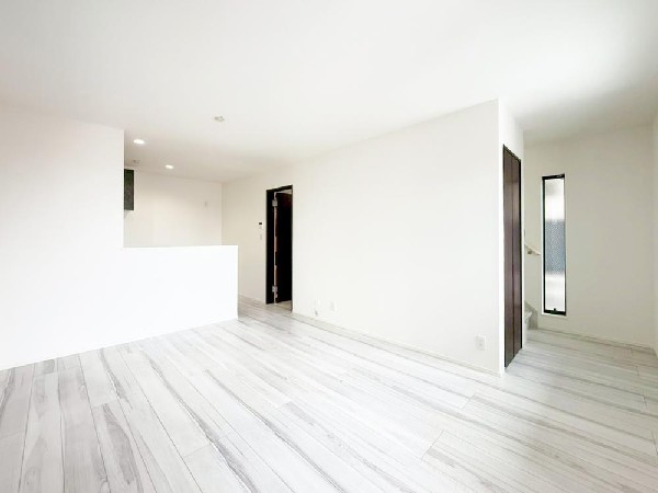 オープンでのびやかな空間を生み出す、こだわりの広がりとゆとり。家族と過ごす時間を大切にしたい方にぴったりの明るくゆとりある住空間です。窓からの日差しがリビングの隅々までしっかりと届きます！