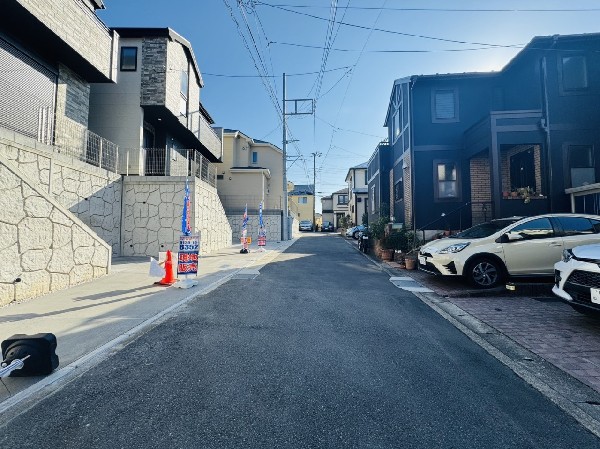 外観:前面道路は車通りの少ない道路。