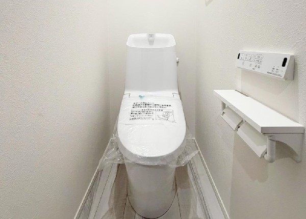 スッキリとしたデザインのトイレは明かり取りの窓からも光が取り込まれ日中は電気を消していてもご使用いただける明るさとなっております。