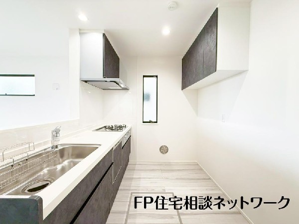 リビングを見渡せるカウンターキッチンでお子様の様子を伺いながら食事の支度が出来ます。家族の気配を感じられる、そんな空間を演出できるキッチンです。