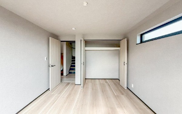 居室には収納クローゼットを完備！普段使いのお洋服や小物はもちろん、季節物のお洋服などもしっかりと整理整頓おしまい頂けます。居室空間をより広く隅々までお使いいただけますね。