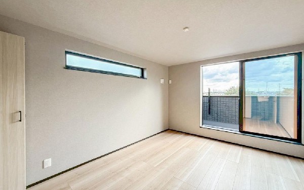 光が沢山取り込める大きな窓。日差しを長時間受ける事が出来る暖かいお部屋です。もちろんペアガラスなので、遮音性に優れ、結露も発生しにくい構造。サッシ周りのカビが発生しにくくなりますね。