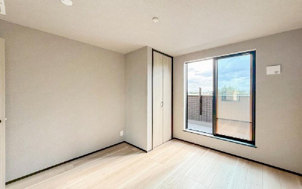 2面採光でお部屋の隅々まで明るい居室。おひさまの光を、爽やかな風をたっぷりと取り込めます。居室内はいつも明るい印象ですので、気持ちの良い朝を迎えられそう。毎日の生活も自然と明るくなりますね。