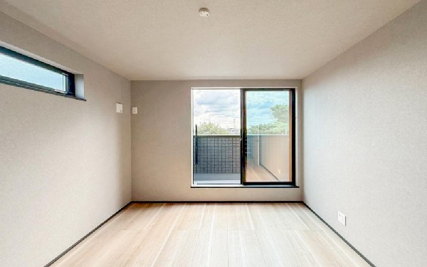 光が取り込みやすい2面採光の居室。日当たり良好です。クローゼットを完備し、収納スペースも十分。初めてのお子様にとっての「自分の部屋」。学習デスクやベッドの配置もラクラクです。