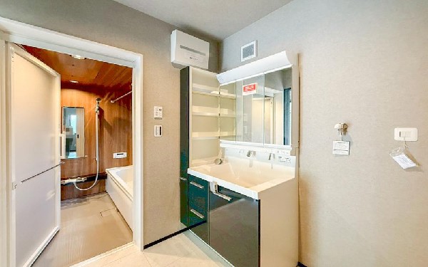 ゆとりのある洗面スペースで、朝の身支度やお掃除・片付けも快適スムーズです。３面鏡で髪のセットやお化粧もストレスなくこなせ、朝から気分良く通勤通学に向かえそうですね！