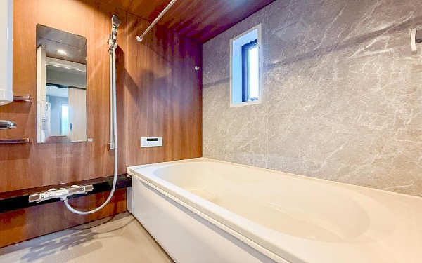 ゆったりとくつろげる広々バス。足までしっかりと伸ばせる浴槽は、心身ともにしっかりと疲れを癒してくれます。お子様とも一緒に浸かれ、ご家族みんなで一緒にバスタイムを楽しめますね♪